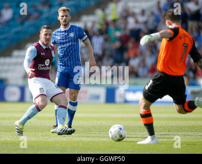 Tom Lees di Sheffield Wednesday e Ross McCormack di Aston Villa combattono per la palla durante la partita del campionato Sky Bet a Hillsborough, Sheffield. PREMERE ASSOCIAZIONE foto. Data immagine: Domenica 7 agosto 2016. Vedi PA storia SOCCER Sheff Wed. Photo credit should Read: Danny Lawson/PA Wire. RESTRIZIONI: Nessun utilizzo con audio, video, dati, elenchi di apparecchi, logo di club/campionato o servizi "live" non autorizzati. L'uso in-match online è limitato a 75 immagini, senza emulazione video. Nessun utilizzo nelle scommesse, nei giochi o nelle pubblicazioni di singoli club/campionati/giocatori. Foto Stock