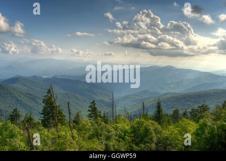 Fasci di Dio risplende sulla terra antica nella Appalachian montagne del Parco Nazionale di Great Smoky Mountains da Clingman la cupola. Foto Stock