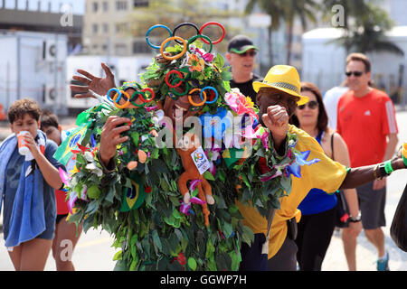 La gente del luogo entrare nello spirito olimpico su Copacabana durante il secondo giorno del Rio Giochi olimpici, Brasile. Foto Stock