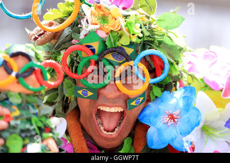 La gente del luogo entrare nello spirito olimpico su Copacabana durante il secondo giorno del Rio Giochi olimpici, Brasile. Foto Stock