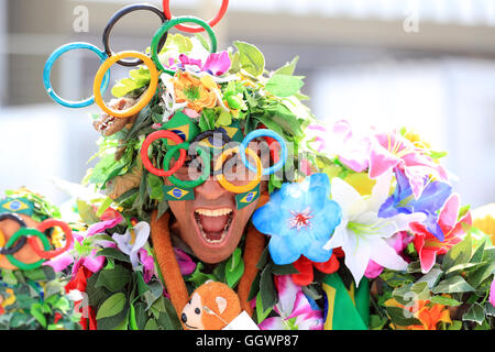 La gente del luogo entrare nello spirito olimpico su Copacabana durante il secondo giorno del Rio Giochi olimpici, Brasile. Foto Stock