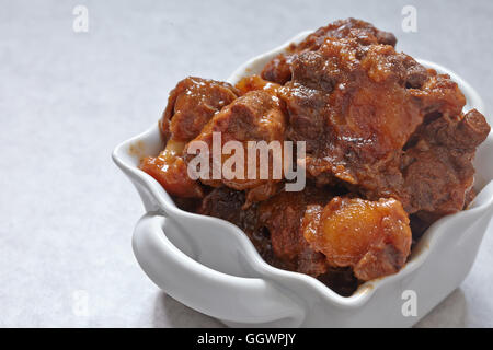 Barbeque oxtails manzo stufato delle code su un tavolo Foto Stock