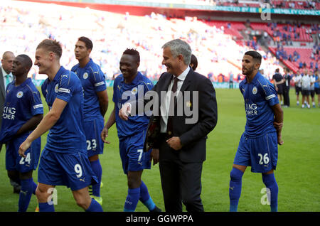 Il Manchester United manager Jose Mourinho scherza con Il Leicester City giocatori dopo la protezione comunitaria corrisponde allo stadio di Wembley, Londra. Foto Stock