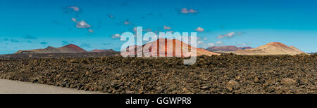 Panorama del vulcano La Corona da la Cueva de los Verdes, Lanzarote, Isole Canarie Foto Stock