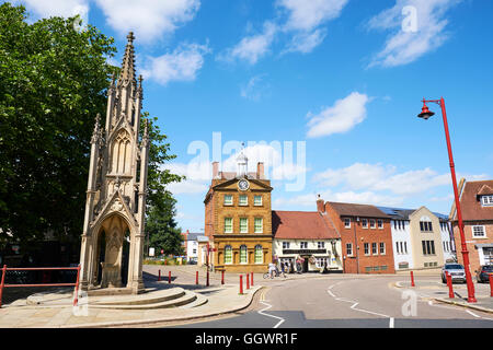 Burton Memorial con discutibile Hall e il pennacchio di piume Public House nella parte posteriore la piazza del mercato Daventry Northamptonshire REGNO UNITO Foto Stock