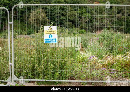 Costruzione di avviso tenere fuori segno sulla recinzione metallica. Barriera alla ristretta area o zona Foto Stock