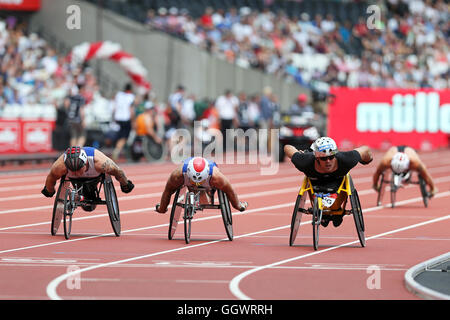 David Weir, Richard CHIASSARO & Marcel abbraccio che attraversa la linea di finitura in Uomini 1500m T54, 2016 IPC anniversario giochi, Queen Elizabeth Olympic Park, Stratford, Londra, Regno Unito. Foto Stock