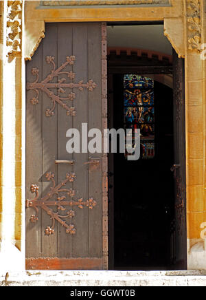 Aprire la porta della Cattedrale di Gesù è Sacro Cuore a Sarajevo in Bosnia Erzegovina con vetrata visibile all'interno Foto Stock