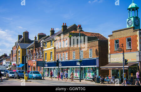 High Street, la principale arteria commerciale nel centro della città di Berkhamsted Foto Stock