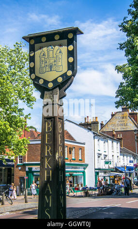 Città segno su High Street, la principale arteria commerciale nel centro di Berkhamsted, Regno Unito Foto Stock