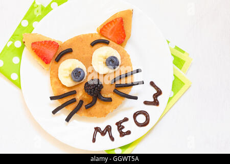 Pancake con frutta e bacche - cat dire meow Foto Stock