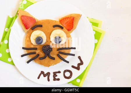 Pancake con frutta e bacche - cat dire meow Foto Stock