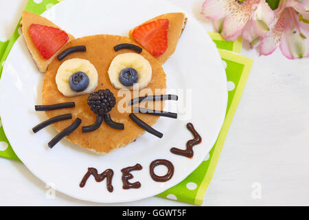 Pancake con frutta e bacche - cat dire meow Foto Stock