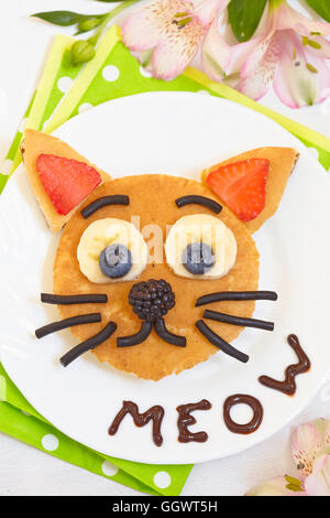 Pancake con frutta e bacche - cat dire meow Foto Stock