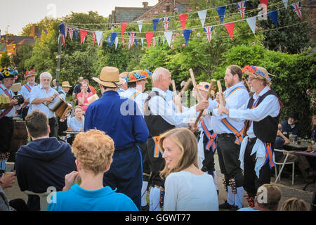 Morris Dance è una forma di English Folk Dance risalente al quattrocento con passo passo ritmico, brandendo bastoni, spade, fazzoletti da naso e da taschino Foto Stock