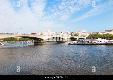 Waterloo Bridge sul fiume Tamigi, LONDRA, REGNO UNITO, Shell-Mex casa sullo sfondo in una giornata di sole con cielo blu Foto Stock