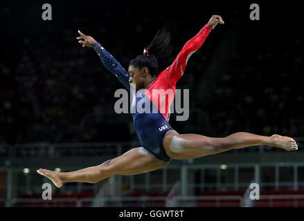 Stati Uniti d'America's Simone Biles esegue durante la donna di Ginnastica Artistica che qualifica la seconda giornata del Rio Giochi olimpici, Brasile. Foto Stock