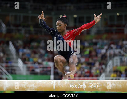 Stati Uniti d'America's Simone Biles esegue durante la donna di Ginnastica Artistica che qualifica la seconda giornata del Rio Giochi olimpici, Brasile. Foto Stock