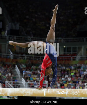 Stati Uniti d'America's Simone Biles esegue durante la donna di Ginnastica Artistica che qualifica la seconda giornata del Rio Giochi olimpici, Brasile. Foto Stock