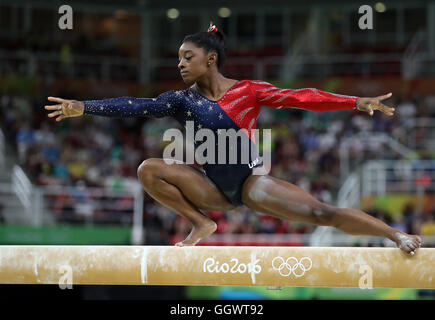 Stati Uniti d'America's Simone Biles esegue durante la donna di Ginnastica Artistica che qualifica la seconda giornata del Rio Giochi olimpici, Brasile. Foto Stock