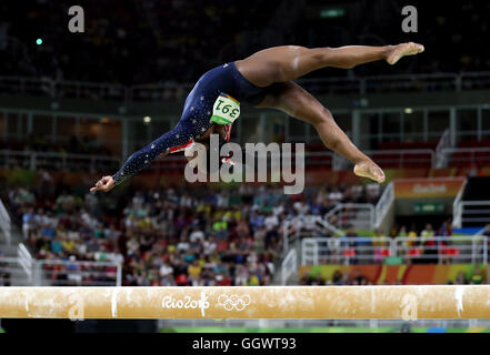 Stati Uniti d'America's Simone Biles esegue durante la donna di Ginnastica Artistica che qualifica la seconda giornata del Rio Giochi olimpici, Brasile. Foto Stock