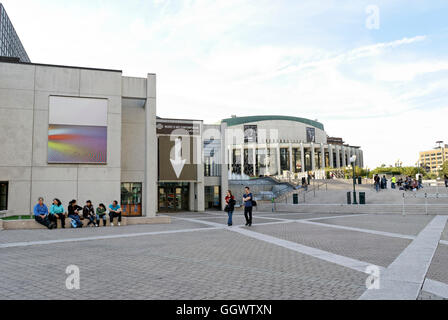 Museo di Arte Contemporanea di Montreal o Musée d'art contemporain de Montréal e Place des Arts di Montreal, Quebec, Canada Foto Stock