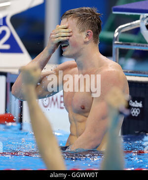 La Gran Bretagna è Adam torbosi celebra vincere l'oro in seguito gli Uomini 100m Breastroke finale al Maria Lenk Aquatics Centre durante il secondo giorno del Rio Giochi olimpici, Brasile. Foto Stock