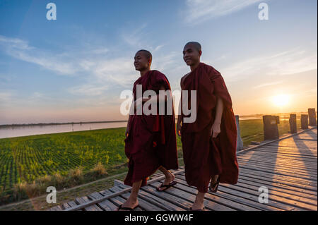 I monaci a piedi su U Bein bridge Foto Stock
