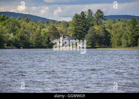 Wooden house at Lake, National park, Quebec, Canada Foto Stock