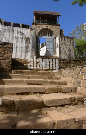 Una porta nella parete del palazzo reale sulla collina sacra di Ambohimanga nei pressi di Antananarivo in Madagascar Foto Stock