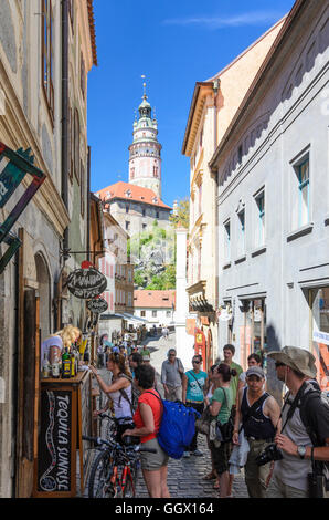 Ceský Krumlov (Böhmisch Krumau): viale nella città vecchia e la torre di castello, Ceco, Jihocesky, Südböhmen, Boemia del Sud, Foto Stock