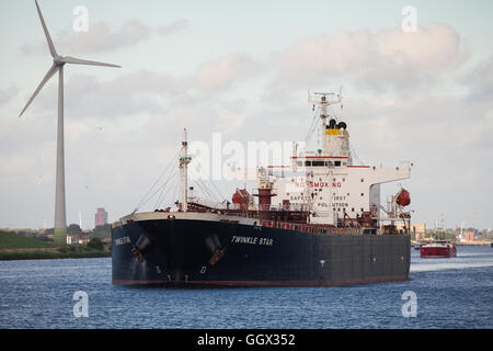 Scintillio di Star, una petroliera rendendo il suo modo attraverso il Mare del Nord canale tra Amsterdam e Ijmuiden Foto Stock