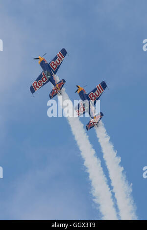 La Red Bull team acrobatico effettuando in corrispondenza della Coppa America World Series 2016 evento in Portsmouth, Regno Unito Foto Stock