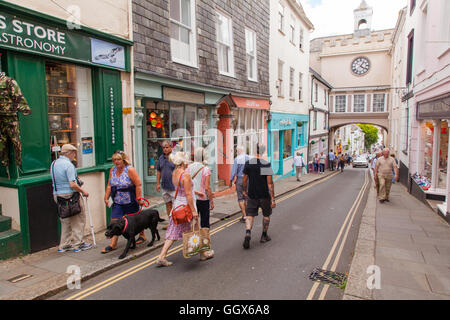 Porta Est Tudor arco e la torre dell orologio nella High Street di Totnes, Devon, Inghilterra, Regno Unito. Foto Stock