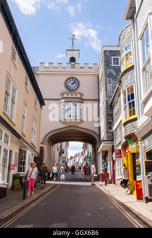Porta Est Tudor arco e la torre dell orologio nella High Street di Totnes, Devon, Inghilterra, Regno Unito. Foto Stock