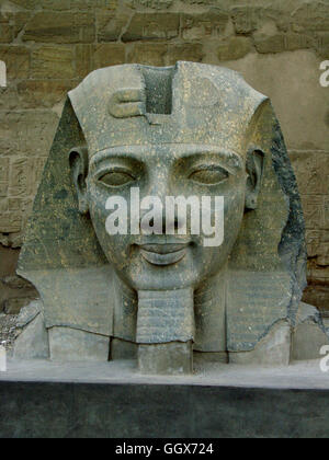 Gigante testa di granito di Thutmosis III a sud del pilone ingresso del tempio di Luxor in Luxor - Egitto. Foto Stock