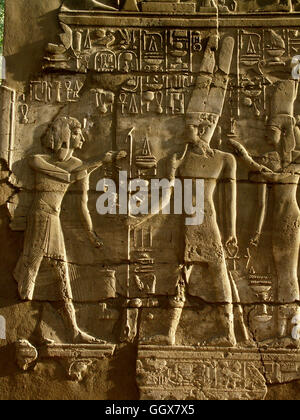 Seti I parete rilievo raffigurante il formale " Dono della casa (tempio) ai suoi maestri". Tempio di Karnak a Luxor - Egitto. Foto Stock