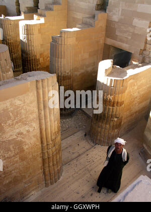 Parzialmente ristrutturato Ingresso al complesso della piramide del faraone Djoser a Saqqara, vicino al Cairo - Egitto. Foto Stock