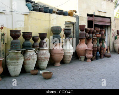 Negozio di ceramiche nella chiesa copta area del vecchio Cairo la vendita di acqua di vasi e altre navi. Il Cairo - Egitto. Foto Stock