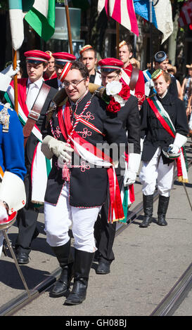 Zurigo - 1 agosto: Zurich City orchestra in costumi tradizionali di apertura della festa nazionale svizzera sfilata il 1 agosto 2009 in Zur Foto Stock