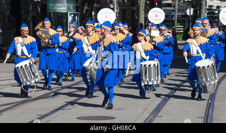 Zurigo - 1 agosto: Zurich City orchestra in costumi tradizionali di apertura della festa nazionale svizzera sfilata il 1 agosto 2009 in Zur Foto Stock