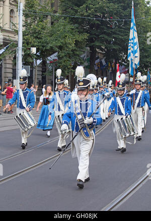 Zurigo - 1 agosto: Zurich City orchestra in costumi tradizionali di apertura della festa nazionale svizzera sfilata il 1 agosto 2016 in Zur Foto Stock