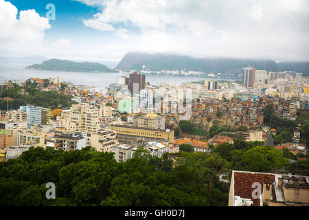 Rio de Janeiro downtown e favela. Il Brasile Foto Stock