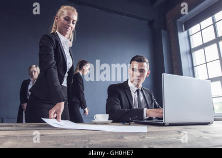 Uomo d'affari ottenendo un lavoro extra termine concetto Foto Stock