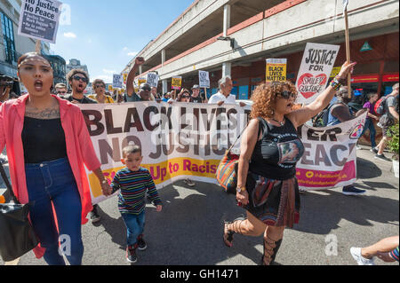 Londra, Regno Unito. Il 6 agosto 2016. La processione dal Broadwater Farm per un rally al di fuori di Tottenham stazione di polizia inizia, parte di un giorno di attività organizzate dal Tottenham diritti & Mark Duggan campagna Giustizia cinque anni dopo Mark Duggan della morte si ricorda della sua morte e quelli degli altri membri della comunità di Tottenham ucciso dalla polizia - Cynthia Jarrett, Gioia giardiniere, Roger Sylvester, Mark Duggan e Jermaine Baker. Credito: Peter Marshall / Alamy Live News Foto Stock