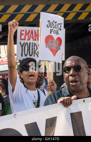 Londra, Regno Unito. Il 6 agosto 2016. Una processione dal Broadwater Farm per un rally al di fuori di Tottenham stazione di polizia, parte di un giorno di attività organizzate dal Tottenham diritti & Mark Duggan campagna Giustizia cinque anni dopo Mark Duggan della morte si ricorda della sua morte e quelli degli altri membri della comunità di Tottenham ucciso dalla polizia - Cynthia Jarrett, Gioia giardiniere, Roger Sylvester, Mark Duggan e Jermaine Baker. Credito: Peter Marshall / Alamy Live News Foto Stock