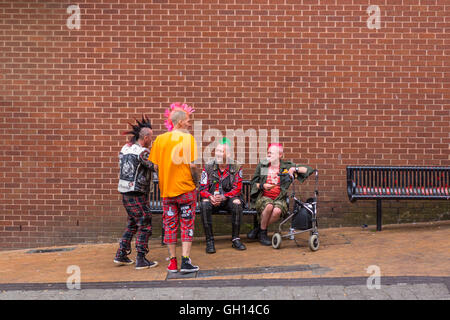 Blackpool, Regno Unito. 7 agosto 2016 news. Il coloratissimo spettacolo di punks continuare in Blackpool oggi. La domenica è il giorno finale del festival. Abbondanza di colore intorno la città oggi Credito: Gary Telford/Alamy live news Foto Stock