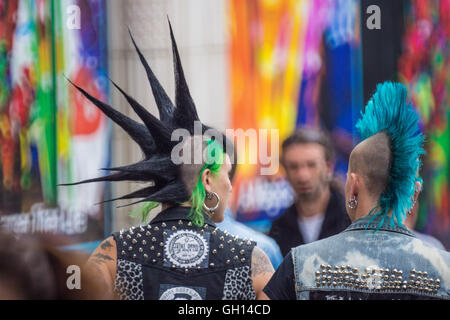 Blackpool, Regno Unito. 7 agosto 2016 news. Il coloratissimo spettacolo di punks continuare in Blackpool oggi. La domenica è il giorno finale del festival. Abbondanza di colore intorno la città oggi Credito: Gary Telford/Alamy live news Foto Stock