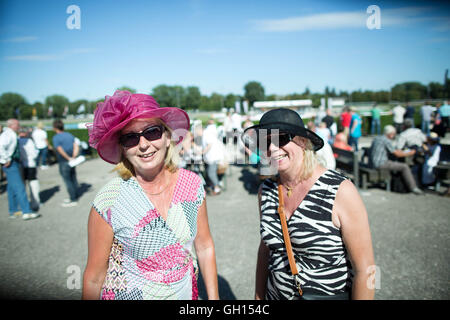 Berlin-Marienfelde, Germania. 07 Ago, 2016. Martina Langendorf (l) e Petra Beermann da Waltropat sono al 121 tedesco Traber Derby in corrispondenza del cablaggio racing via in Berlin-Marienfelde, Germania, 07 agosto 2016. Foto: Joerg Carstensen/DPA/Alamy Live News Foto Stock