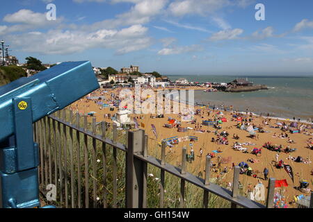 Broadstairs, Kent, Regno Unito. Il 7 agosto 2016. Visitatori rendendo la maggior parte della calda estate meteo sul Viking Bay Beach. Credito: Stone Baia Fotografia/Alamy Live News Foto Stock
